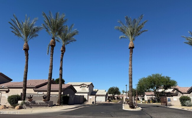 Building Photo - 15825 N Hidden Valley Ln
