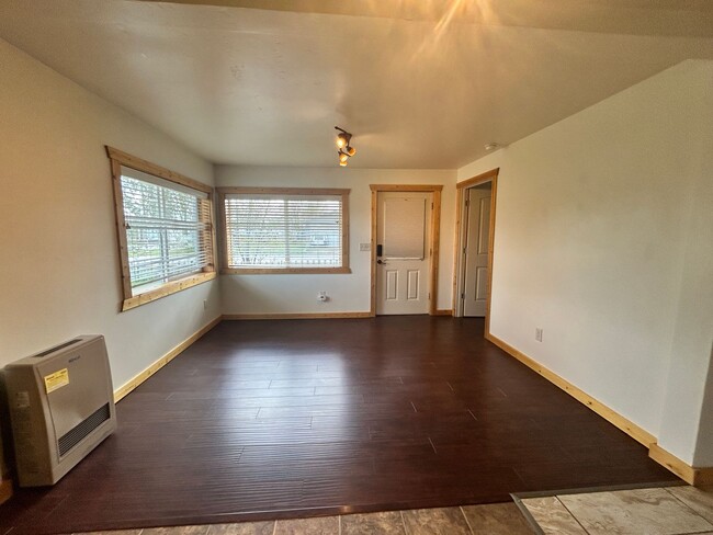 Building Photo - 780 6th Ave