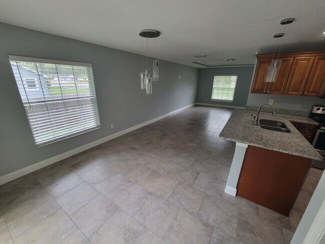 Building Photo - Beautiful Home near Busch Gardens!