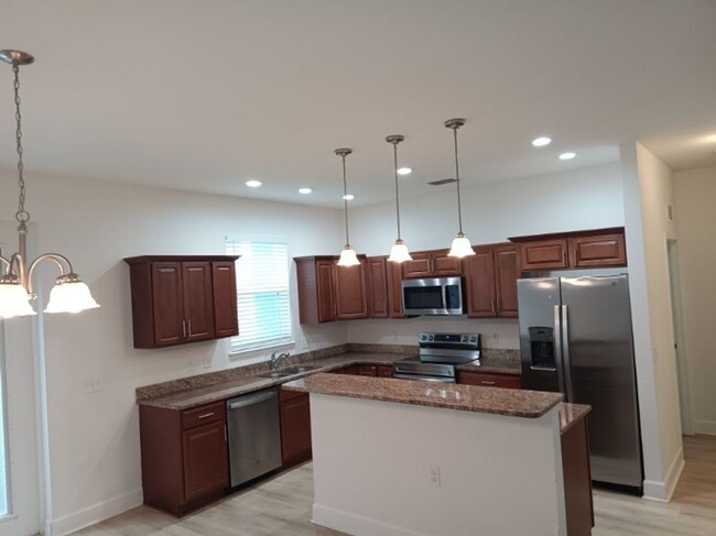 Building Photo - Spacious 4-Bedroom 2 Bathroom Apartment fo...