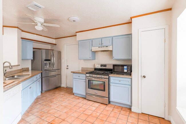 Building Photo - 22018 Kenlake Dr