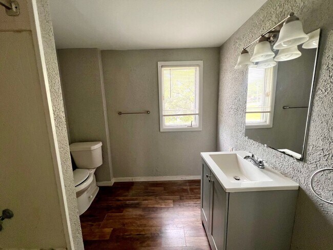 Building Photo - Sharon - 3 Bedroom 1.5 Bathroom - Cozy House