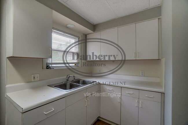 Building Photo - 1017 Searles Rd