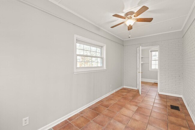 Building Photo - Cute 3-Bedroom Brick Ranch in Oakhurst!