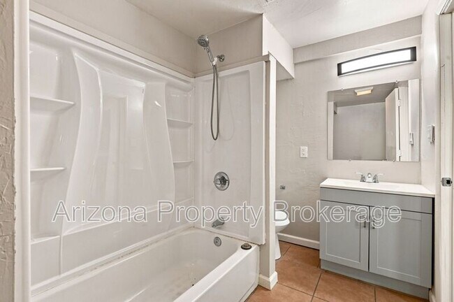 Building Photo - 3302 W Solano Dr S