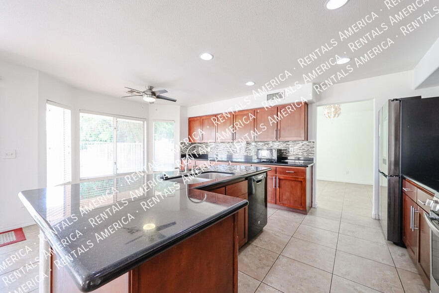 Building Photo - 820 N Granada Dr