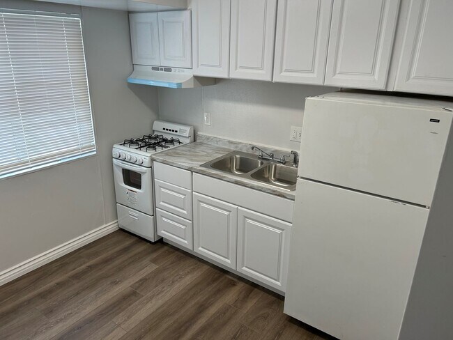 Building Photo - Studio apartment with all utilities paid!