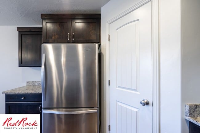 Building Photo - End Unit Fossil Hills Townhome with 3 Beds and 2.5 Baths