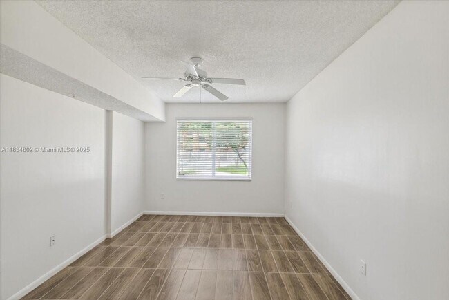 Building Photo - 6952 SW 39th St