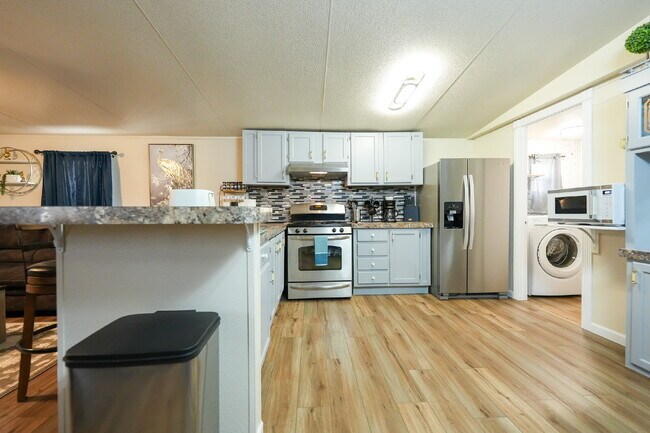 Building Photo - Modern Furnished 2 Bed/2 Bath Home • Laundry • Internet Included