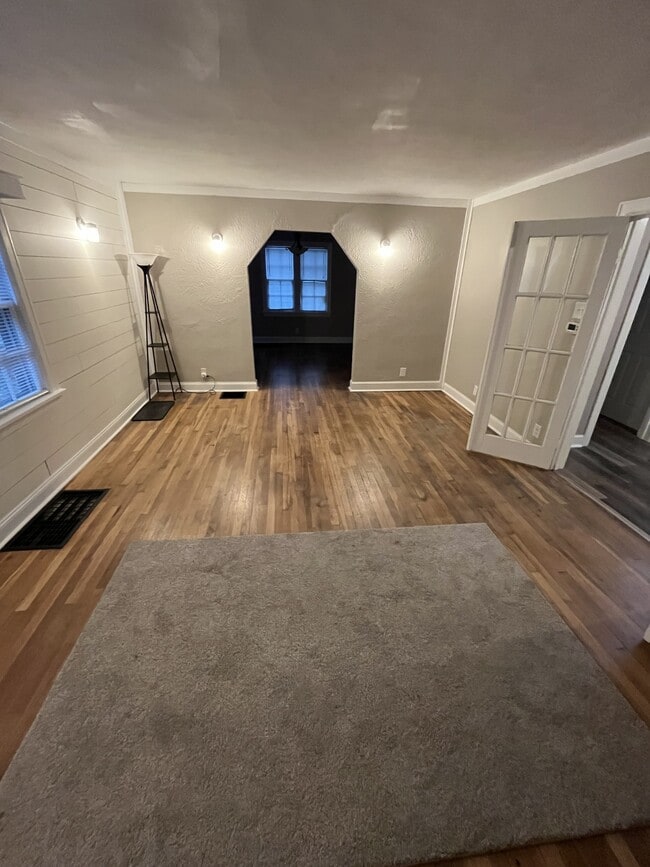 Building Photo - 1910 Hst W 10th St