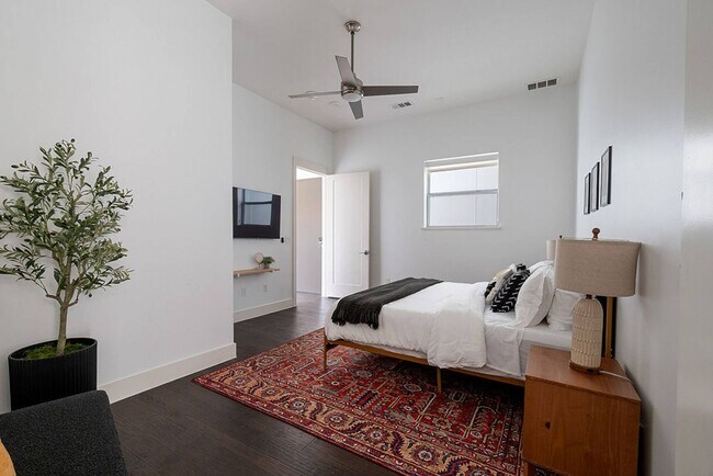 Building Photo - Stylish 1-Bedroom Near Downtown Dallas