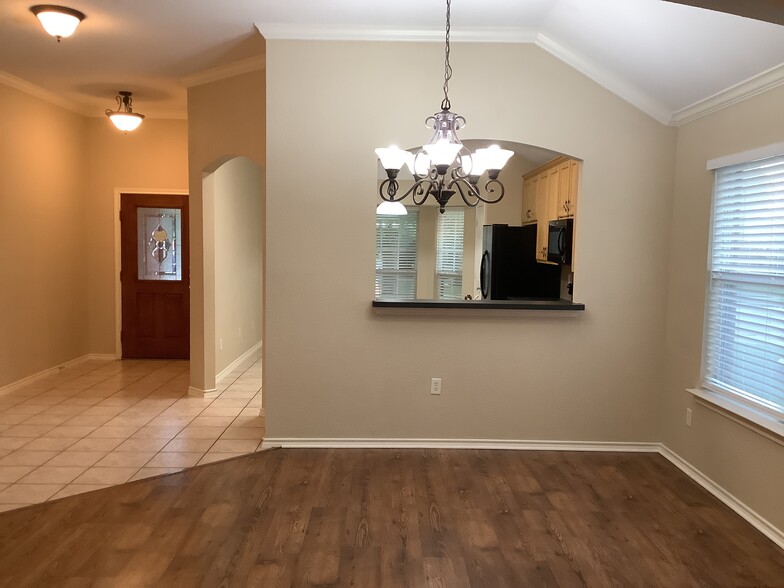 Building Photo - 4410 Shady Elm Dr