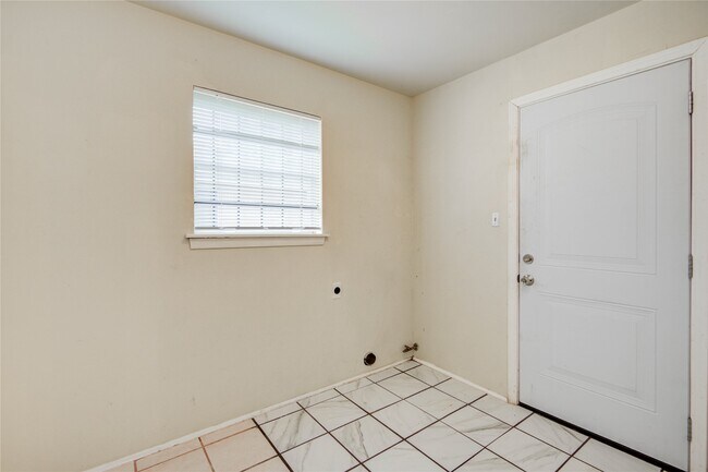 Building Photo - 9526 Balsam Ln