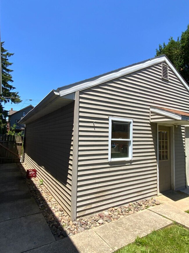 Building Photo - 212 Cherry St