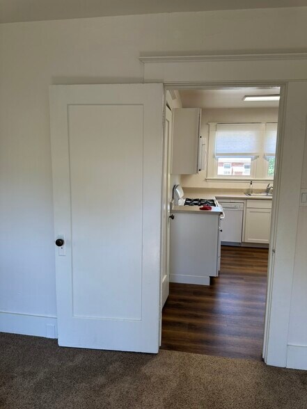 Building Photo - 609 W 11th St