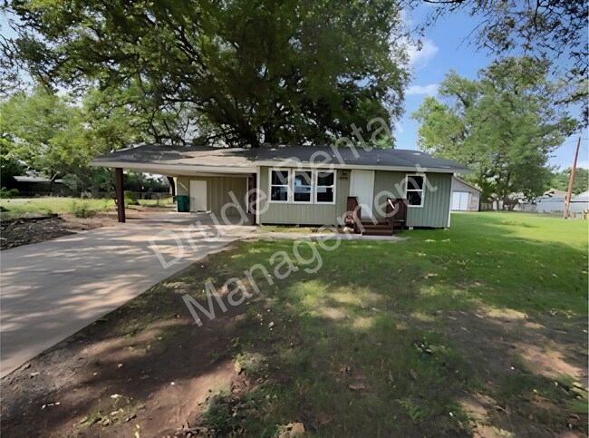 Building Photo - Cozy Charming Country Home