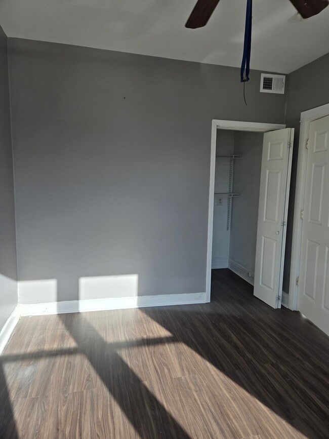 Building Photo - 2822 W Marquette Rd