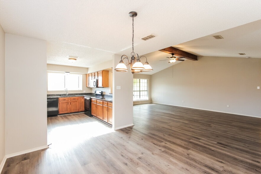 Building Photo - 7618 Creek Wood Dr