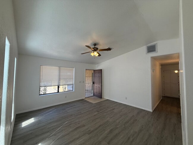 Building Photo - 3 Bedroom 2 Bathroom Home