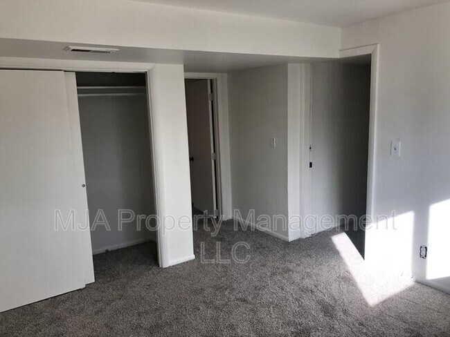 Building Photo - 4936 S La Brea St