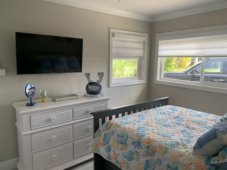 Building Photo - 5330 Bayshore Ave