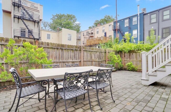 Building Photo - 414 1st St