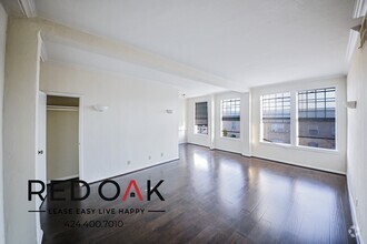 Building Photo - Charming, Spacious One Bedroom with Kitche...