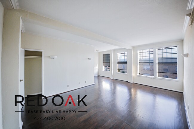 Primary Photo - Charming, Spacious One Bedroom with Kitche...