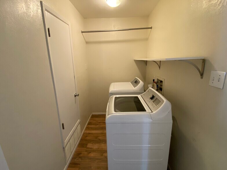 Building Photo - 11213 Chico Rd NE