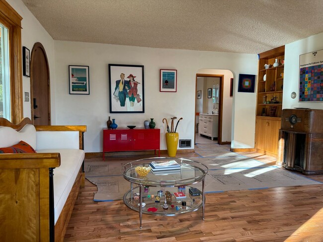 Building Photo - Uptown Mid Century Home, Newly Remodeled w...