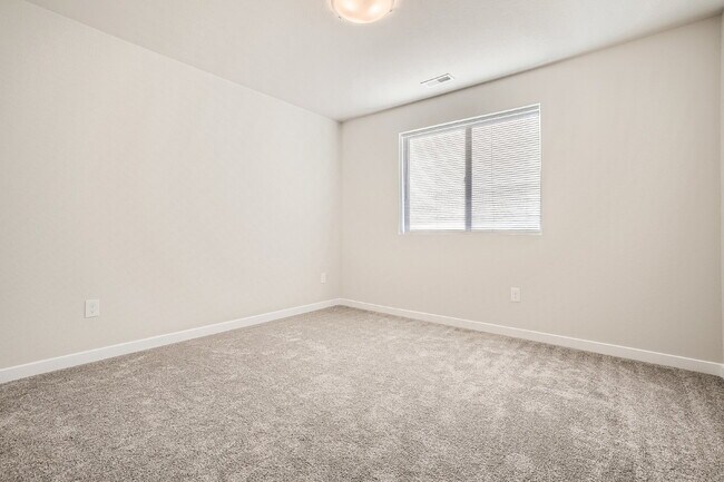 Building Photo - 3 bedroom - Date St