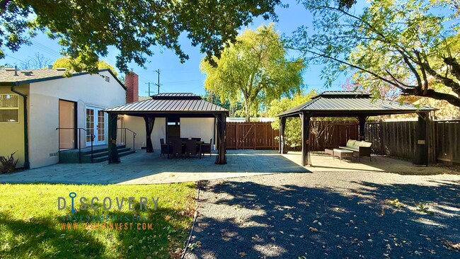 Building Photo - Your Ideal Modern Retreat with Enclosed Yard