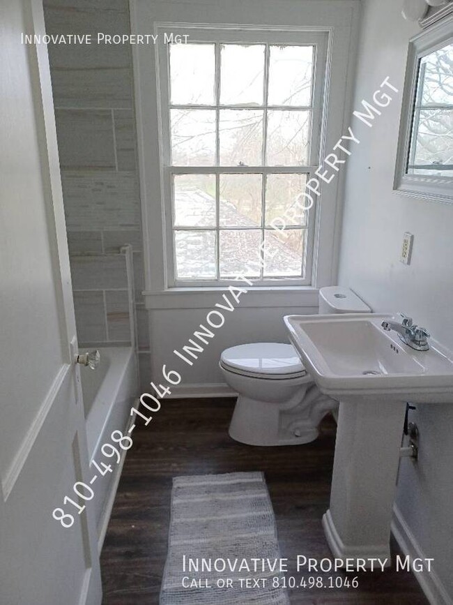 Building Photo - Beautifully updated 2 bedroom, 1 bath - $1...