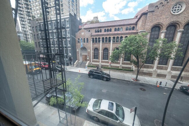 Building Photo - 328 E 74th St