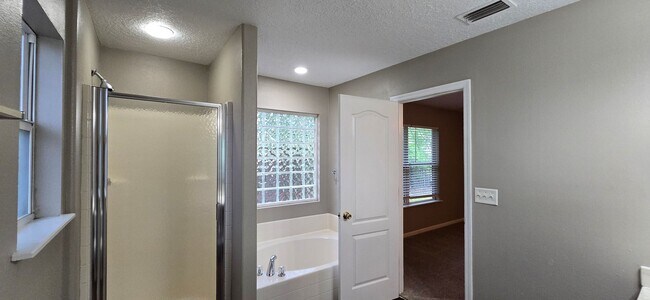 Building Photo - Large Single Family in Adam's Lake Home