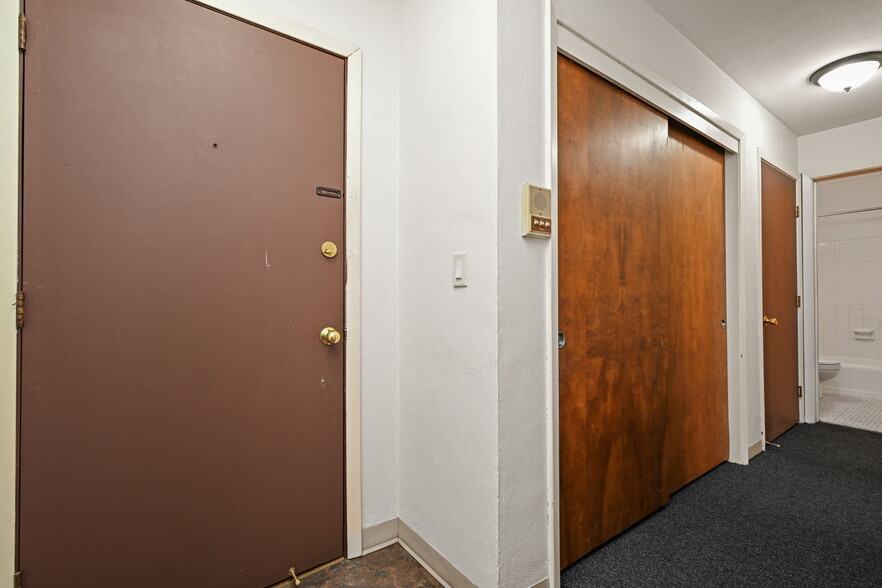 Building Photo - 515 5th St SE