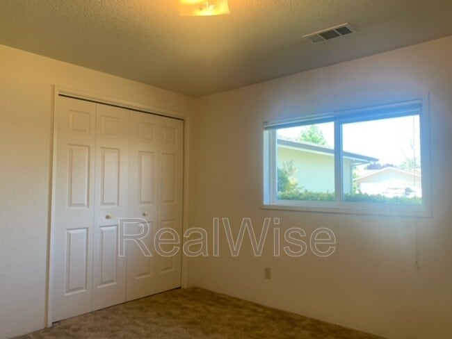 Building Photo - 1423 SW Kokanee Ln