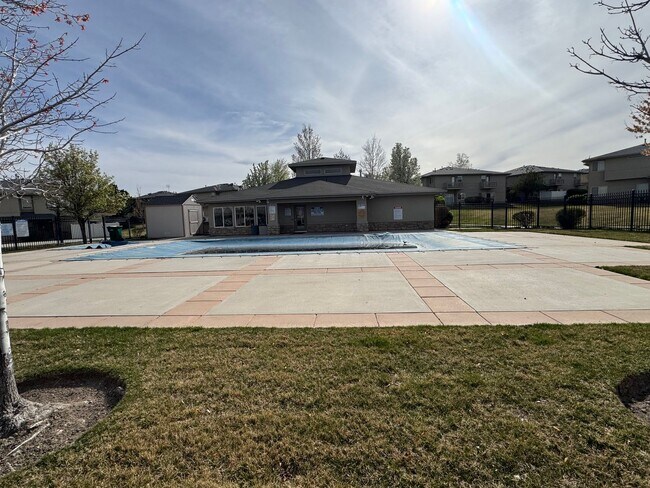 Building Photo - Amazing Riverton Townhome in Aspen Springs!