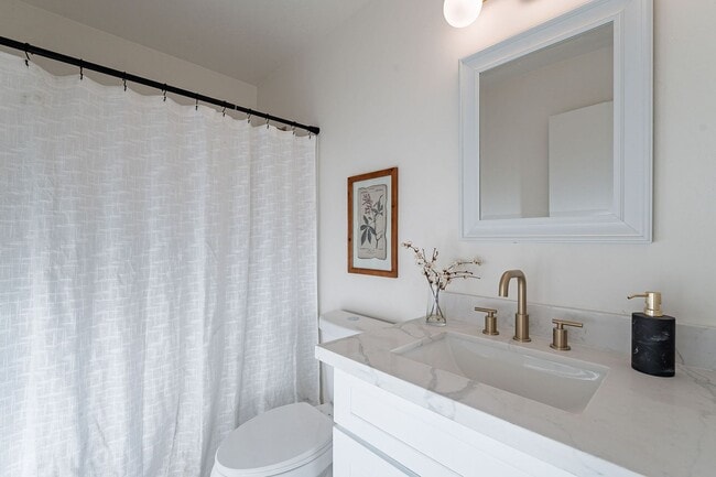 Building Photo - Gated community townhome- fully updated!
