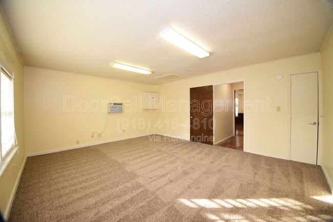 Building Photo - 746 W Commercial St