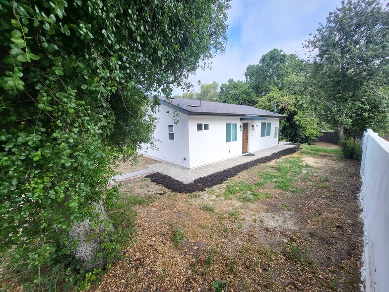 Building Photo - 409 N Rancho Rd