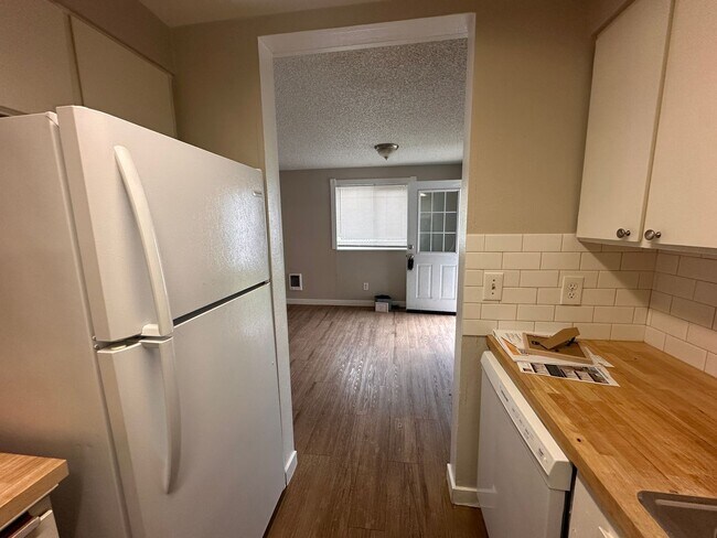 Building Photo - 912-916 NE Hacienda Ct