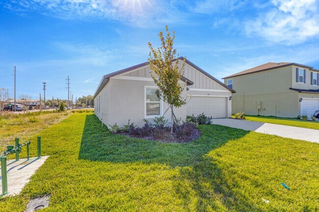 Building Photo - 4 Bedroom 2 Bath Home