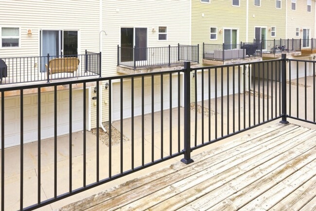 Building Photo - GREAT LOCATION!! 3 Bedroom, 2.5 Bathroom Townhome in West Des Moines!