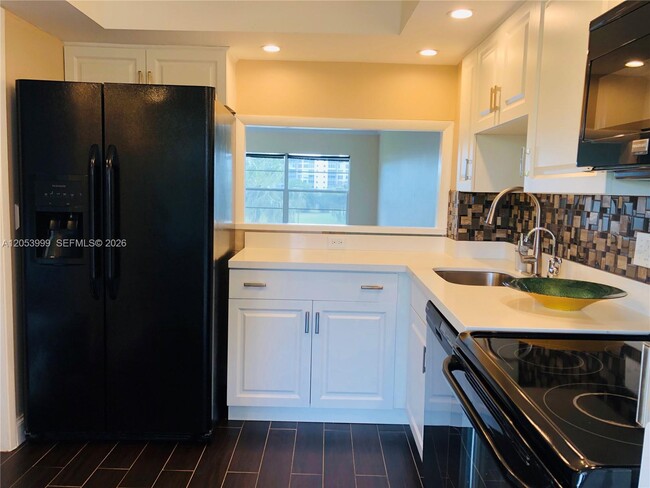 Building Photo - 2850 N Palm Aire Dr