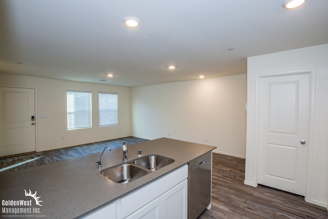 Building Photo - Brand New 3Bdm 2.5Ba Townhome in Aliante!