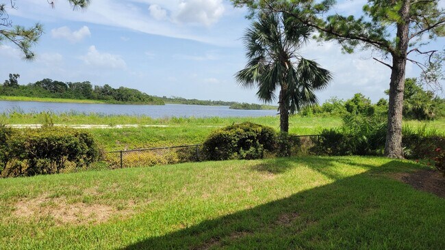 Building Photo - ANNUAL UNFURNISHED 2 bed 2 bath ground flo...