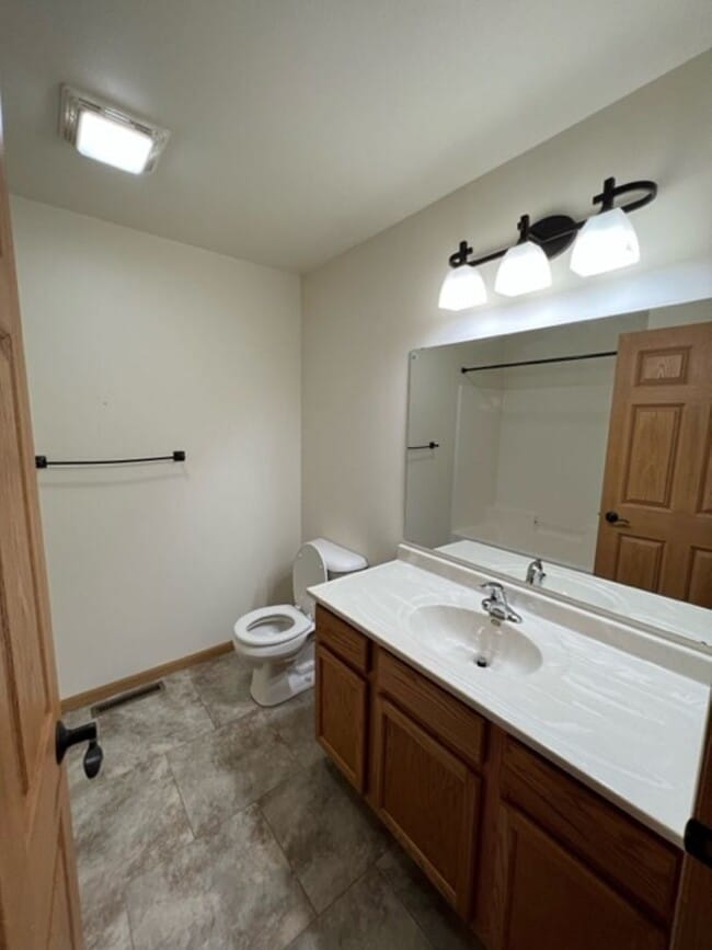 Building Photo - BEAUTIFUL & SPACIOUS 4 BEDROOM/2.5 BATH DU...
