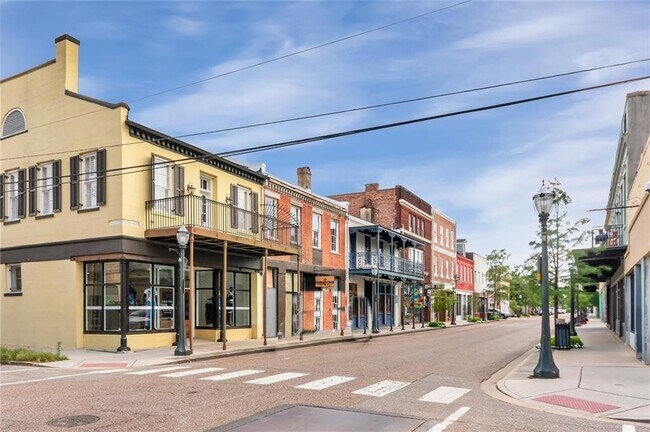Building Photo - DOWNTOWN LIVING AT ITS FINEST!